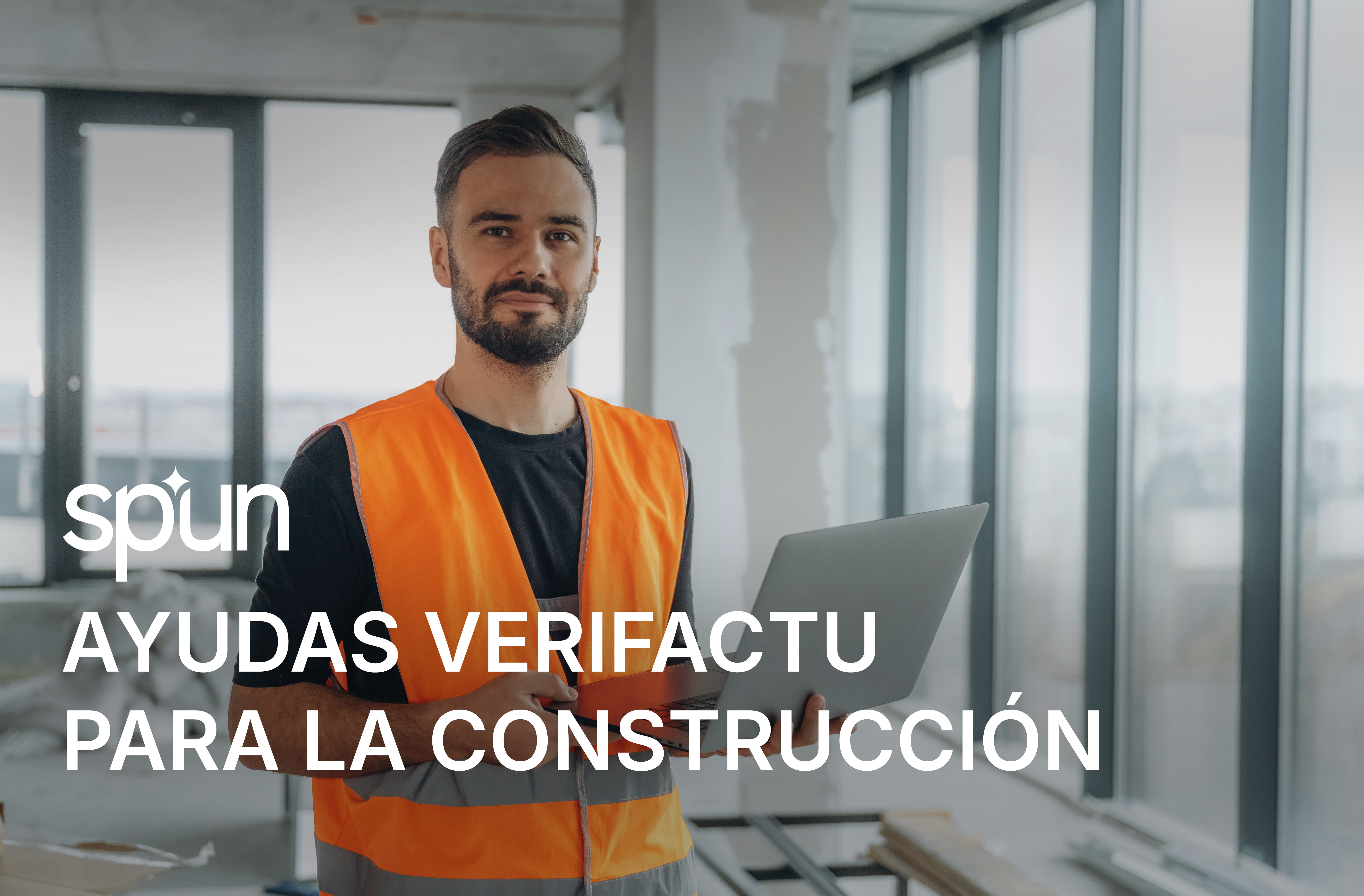 Profesional de construcción revisando opciones de financiación en tablet